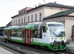 VT009 in Mhlhausen, der TW hat ist mit Werbung fr den Naturpark Hainich und die Stadt Erfurt beklebt. VT009 war der erste RS1 der EIB mit Klima.