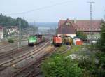 Während 293 025-3  Lisa 2  der EiB mit einem Flachwagenzug auf Gleis 2 im Bahnhof Kronach rangiert, stehen in der Abstellanlage Süd 212 358-6, 212 095-4, 211 074-0 und ein Schneeplug