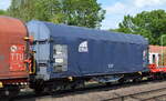 Drehgestell-Flachwagen mit Schiebeplane vom Einsteller ERR European Rail Rent GmbH mit der Nr. 33 RIV 80 D-ERR 4777 319-1 Shimmns1 Ladegut: coils in einem gemischten Güterzug am 01.06.22 Höhe Bf. Niederndodeleben (Nähe Magdeburg). 