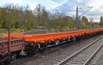 Drehgestell-Flachwagen mit Seitenborden mit Altschotter beladen vom Einsteller ERR GmbH mit der Nr. 37 TEN 80 D-ERR 3988 442-4 Rens2 in einem Bauzug am 25.10.22 Durchfahrt Bahnhof Berlin Hohenschönhausen.