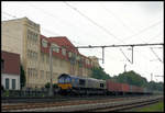 Class 66 von ERS 6608 passiert hier am 5.6.2006 auf dem Weg in Richtung Osnabrück das Automuseum in Melle.