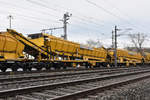 Bahnbau in Vorarlberg: Schotterwagen von eurailpool im Dienste von Swietelsky (hier A-ERAIL 99 81 9352 007-4) am 09.04.2021 im Bereich des Güterbahnhofs Wolfurt.