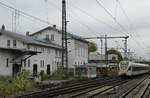 Dem unscheinbaren Bahnhofsgebäude von Düsseldorf-Gerresheim ist nicht anzusehen, dass es in diesem Jahr 180 Jahre alt wird und damit zu den ältesten Bahnhofsgebäuden Deutschlands zählt. Glücklicherweise blieb es erhalten und wird heute als Kulturbahnhhof genutzt. Am 01.11.2018 durchfährt der Eurobahn-ET 7.08 den Bahnhof auf dem Weg von Hamm nach Venlo.