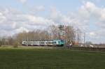 Unmittelbar an der Sonnenlicht Einfall Grenze ist hier die Eurobahn nach Bielefeld am 15.4.2021 um 12.03 Uhr kurz vor Westerhausen unterwegs.