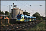 Schon sehr tief steht die Sonne als der Eurobahn ET 9.04 am 14.06.2021 um 20.22 Uhr hier auf der Fahrt nach Osnabrück den Bahnhof Kattenvenne erreicht.