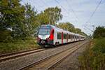 ET 4.33 (3427 011 A) in Regiobahn-Lackierung, leihweise bei der Eurobahn, in einer Dreifachtraktion als RE 3 bei Bönen-Nordbögge (01.10.2021)