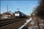 185-CL 001 und eine Schwesterlok am Zugschluss sind von Hamm(Westf) nach Mnchengladbach Hbf unterwegs. (07.03.2010)