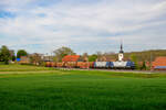 143 124 FWK und 143 056 FWK mit einem schweren Holzzug bei Gnötzheim Richtung Ansbach, 09.05.2021