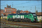 FLEX Bahndienstleistungen 159 253-4 sonnt sich am 03.11.2024 in Bamberg vor der Kulisse der über 145 Jahre alten Mälzerei Weyermann.