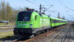 Flixtrain mit der MRCE Dispo  ES 64 U2-021  (NVR:  91 80 6182 521-5 D-DISPO ) und Zuggarnitur am 12.04.22 Durchfahrt BF.