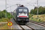 Mit dem Fahrrad von Kassel nach Halle (Saale) | Tag 5 Blankenheim–Zscherben
Strecken-km: 29,1

Im Hp Erdeborn kommt ein Flixtrain mit 182 595-9 (Siemens ES64U2-095) um den Bogen geschossen. Gänzlich unvorbereitet wurde am Ende des Bahnsteigs 1 der Auslöser gedrückt.
Die Lok ist Hobbykollegen zufolge nicht ETCS-fähig und kann somit nicht den regulären Weg über die Neubaustrecke Erfurt–Leipzig/Halle nehmen. Da zusätzlich die Thüringer Bahn zwischen Erfurt und Weimar gesperrt ist, bleibt dem grünen Zug nur der Weg über die Halle-Kasseler Bahn.
Eine Woche zuvor war der Stier bereits <a href= https://www.bahnbilder.de/bild/deutschland~strecken~kbs-590-halle-kasseler-bahn/1315196/ueber-mehrere-tage-hinweg-hatte-flixtrain.html  target= _blank >in Halle Rosengarten</a> zu beobachten.

🧰 Mitsui Rail Capital Europe GmbH (MRCE), vermietet an die Netzwerkbahn Sachsen GmbH (NeS) für Flixtrain GmbH
🕓 19.8.2022 | 13:55 Uhr