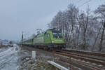 Am 18.12.2022 war eine unbekannt ES64 U2 mit Flixtrain FLX 1243 unterwegs von Berlin nach Basel. Gerade hat der Zug den Bahnhof in Bad Hersfeld verlassen und fährt durch den Ort Unterhaun in Richtung Süden.