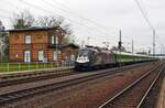 182 510 war am 20.04.23 mit dem verspäteten FLX 1240 nach Berlin unterwegs und passiert hier das ehemalige Bahnhofsgebäude von Radis.