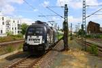 MRCE/Dispolok Siemens Taurus 182 510-8 mit dem Flixtrain 10 in Frankfurt Süd am 17.07.23 von Bahnsteig aus fotografiert