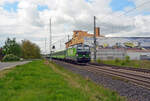 Mit dem FLX 1240 nach Berlin passiert 193 508 der ELL am 16.04.24 den Claas-Standort Landsberg.