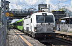 Flixtrain mit der recht neuen noch weißen ELL Vectron  193 436  [NVR-Nummer: 91 80 6193 436-3 D-ELOC] und Wagengarnitur Richtung Bahnhof Berlin Lichtenberg am 03.05.24  Durchfahrt Bahnhof Berlin