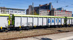 Vierachsiger Güterwagen 37 80 0806 140 D-GATXD bei der Vorbeifahrt am Heimeranplatz in München am 05.04.2024 aufgenommen. Dieser Wagen der Bauart Tamns mit modernem, zweiteiligem Schwenkdach wird für den Transport von nässeempfindlichen Gütern in loser Schüttung verwendet. Das maximale Ladegewicht des Wagens beträgt 66 Tonnen bei einem Leergewicht von 24 Tonnen.