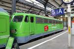 GfF 110 292-0 mit dem REWE Supermarktzug in Wiesbaden Hbf am 11.12.21