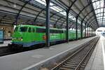 GfF 110 292-0 mit dem REWE Supermarktzug in Wiesbaden Hbf am 11.12.21