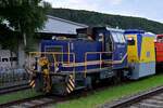 Eine Gmeinder D 05 B mit GLG Emblem und mit Rangierkupplung steht auf dem Werksgelände bei Zagro/Gmeinder in Mosbach. Das Foto ist über den Werkszaun hinweg aufgenommen worden am Abend des 9.8.2021 vom neuen Seitenweg.