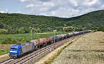 Die HGK 145 CL 201 fährt am 16.6.2017 in Gambach mit einem Kesselwagenzug vorüber.