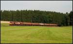 Eine Class 66 der HGK ist mit einem Braunkohlestaubzug in Richtung Ulm unterwegs.