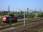 185 584 der HGK und der Triebwagen der Eurobahn am 07.08.08 in Bitterfeld.