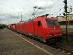 HGK 185 585-7 mit einem Gterzug und der Diesellok DH701 bei der Durchfahrt in Koblenz.24.8.08 