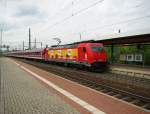 HGK 2054 (185 586-5) mit einem Sonderzug bestehend aus Bahntouristik-Wagen in Fahrtrichtung Osten durch den Bahnhof Eisenach.