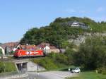 Eine 185 der Hafen und Gterverkehr Kln mit einem Kesselwagenzug bei Retzbach, 19.08.2009