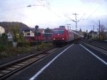 Die Br 145 von der HGK mit demm Sonderzug Euro-Express bei der Einfahrt in denn Bahnhof Linz ( am Rhein )