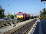 Class66  DE 672 der HGK mit einem l-Gag im Bahnhof Illertissen,am 12.10.2005