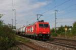 185 588 der HGK mit einem Kesselwagenzug am 07.09.2010 bei Obertraubling.