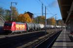 185 586-5 (HGK 2054) mit einem Kesselzug in Rathenow in Richtung Stendal. 26.10.2010