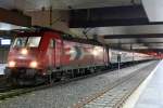 Die 185 587-3 der HGK steht ebenfalls mit einem Sonderzug in Dsseldorf HBF am 31.10.2010