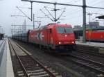 185 604-6 der HGK zieht einen Gterzug durch Bielefeld.