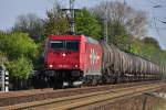 185 606 der HGK kommt mit einem  Kesselbomber  aus Richtung Greifswald durch Stralsund am 08.05.2011