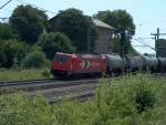 185 585-7 der HGK mit Kesselwagenzug Richtung Norden bei Markt Einersheim am 29.06.2011