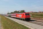 185 604 mit einem Sonderzug zur Wiesn am 24.09.2011 bei Hattenhofen.