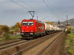 Die 185 606 mit einem Gaskesselzug am 30.10.2010 unterwegs bei Thngersheim.