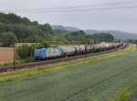 Die 185 526 mit einem Kesselwagenzug am 02.06.2012 unterwegs bei Harrbach.