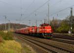 272 021 und 272 011 mit einem Gterzug am 24.11.2012 bei der Durchfahrt in Kln West.