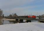 145-CL 012 mit einem Schiebewandwagenzug am 19.01.2013 auf der Isarbrcke in Plattling.