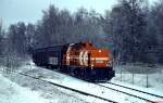 Die MaK DE 86 der HGK hat sich am 17.12.2010 mit einigen Güterwagen im Rheinhafen Stürzelberg auf den Weg nach Nievenheim gemacht, hier in St.