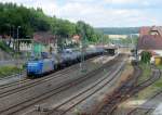 185 523-8 der HGK steht am 02. Juli 2014 mit einem Kesselwagenzug auf Gleis 4 im Bahnhof Kronach.