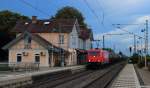 Im letzten Tageslicht befördert die 185 604-6 der HGK einen Güterzug durch den Bahnhof Heitersheim