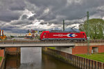 Bei gewitterhaftem Wetter fährt die 185 630-1 in den Hafen Hamburg-Harburg hinunter um einen Mineralölzug zu holen.Bild vom 17.5.2016