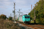 185 575 am Bahnübergang Hackenbroicher Straße im äußersten Norden Kölns, an der Grenze zu Dormagen.