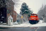 DE 86 der HGK Köln überquert am 17.12.2010 den Bahnübergang Bahnstraße in Dormagen-St.