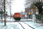 Auf der Fahrt vom Hafen Stürzelberg nach Nievenheim überquert DE 86 der HGK Köln am 17.12.2010 die Bahnstraße in Dormagen-St. Peter